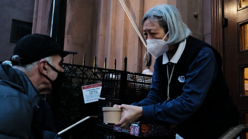 慈濟志工為街友遞上一碗熱湯。攝影／郭恩璞