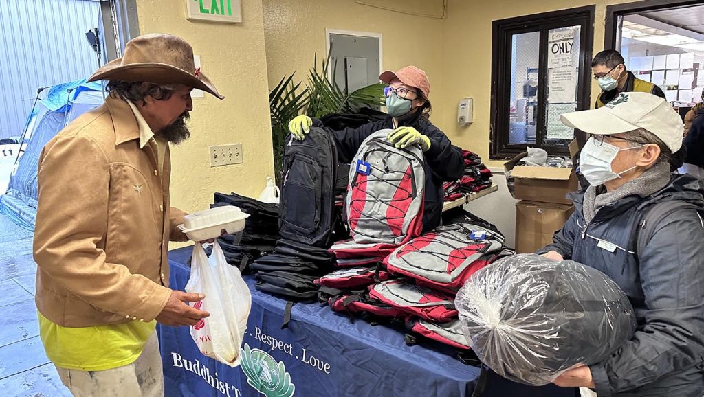 Tzu Chi volunteers prepared different styles of backpacks for the unhoused people