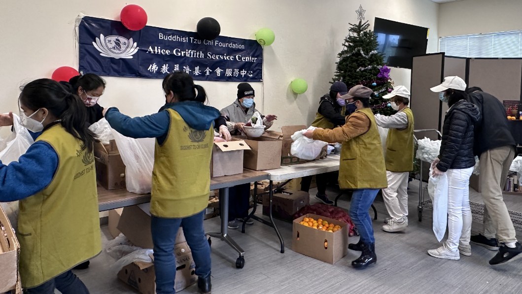 Tzu Chi volunteers prepared gifts for community members before the Thanksgiving meeting
