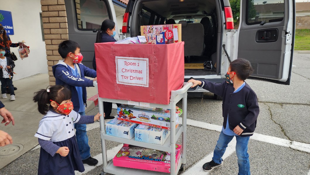 Tzu Chi Education Foundation students hep out to put all donation toys into the car