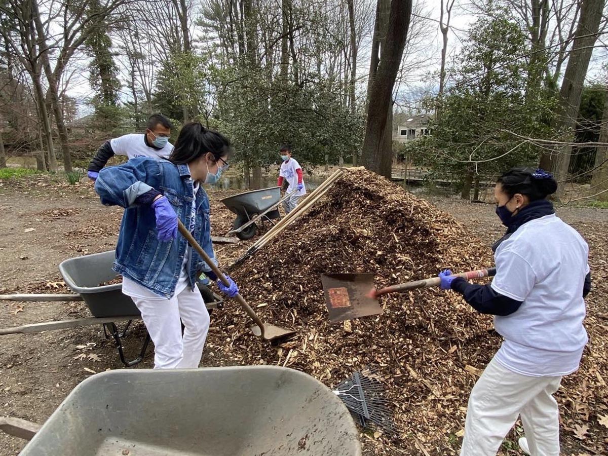 紐約地區慈濟大專青年志工親身執行環保堆肥項目。圖片來源／慈濟紐約分會