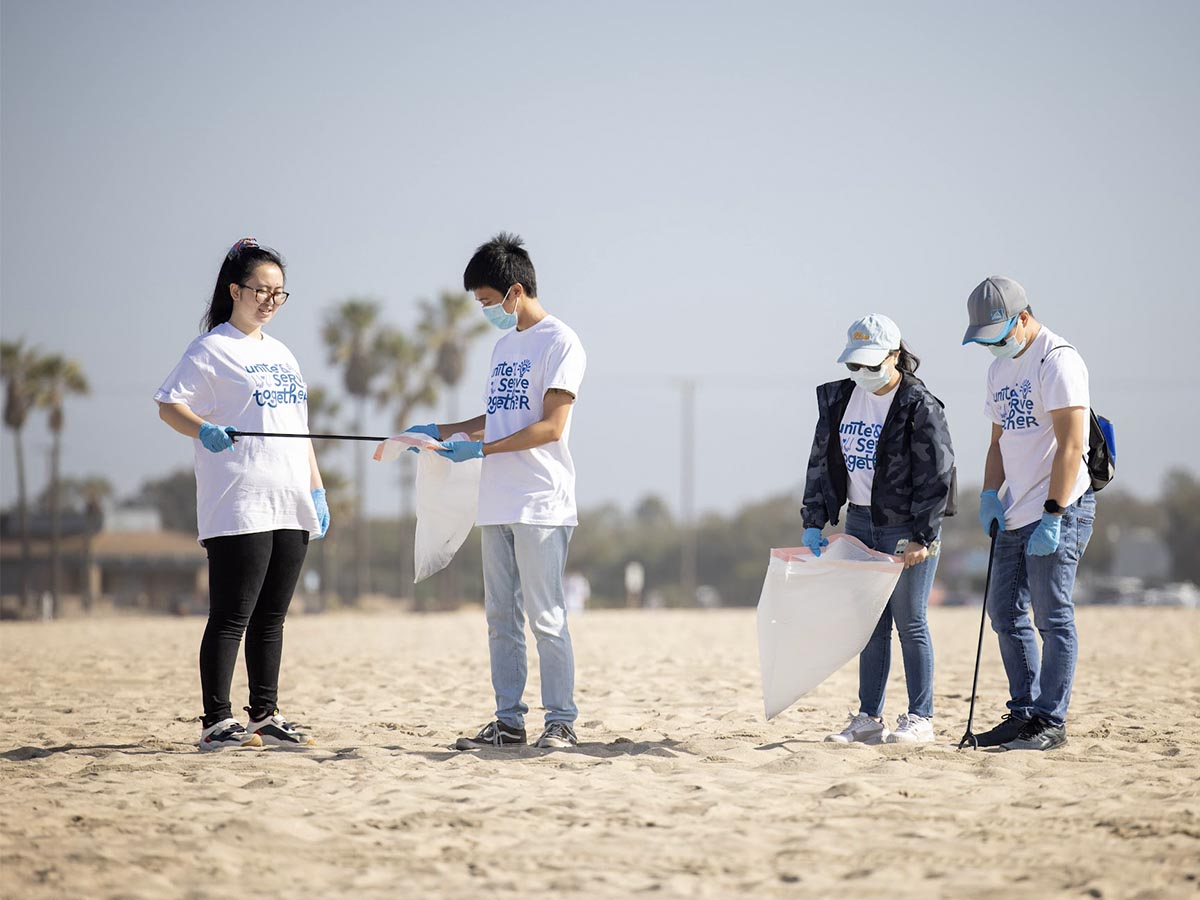 加州大學爾灣分校的慈青去清潔海灘垃圾。圖片來源／慈濟美國總會