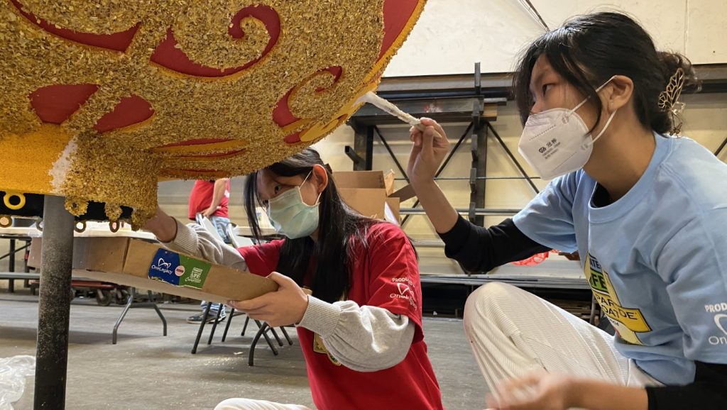 Tzu Chi volunteers decorating the float