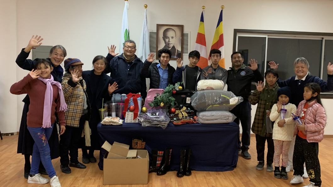 Tzu Chi volunteers and Tijuana families group photo