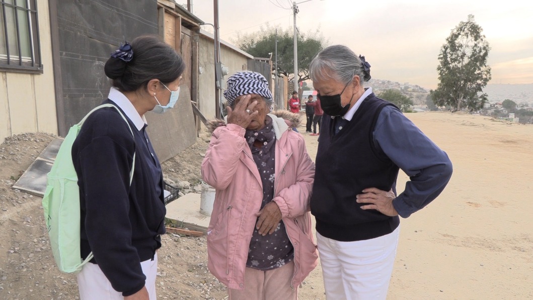 Old lay from Tijuana telling her story with tear to Tzu Chi volunteers