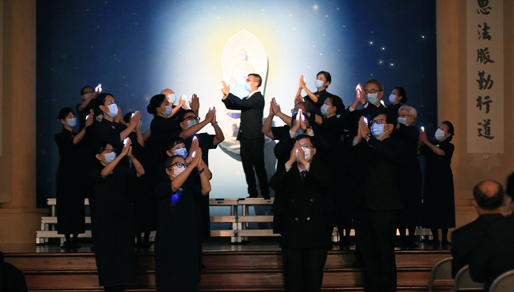 Tzu Chi USA members light up the light together on the stage
