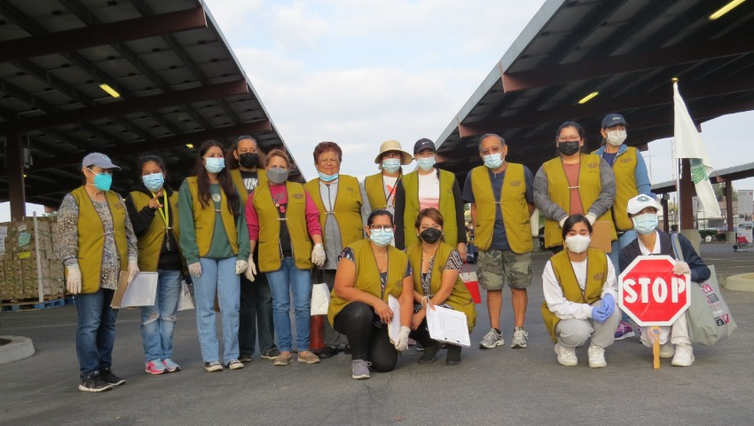 Una foto grupal de los voluntarios que participan en la distribución. Foto/Chien-Chyun Harley Lee
