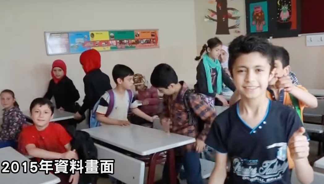 2015年初，滿納海國際學校開學，重新入學的阿里終於露出了笑容。圖片來源／大愛新聞