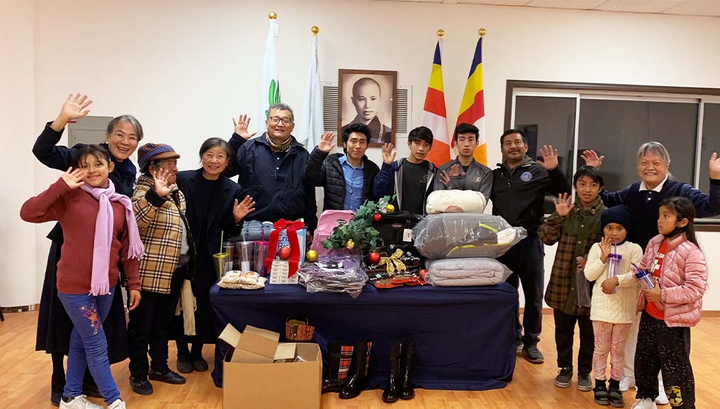 Tzu Chi volunteers prepared a delicious Christmas meal and gifts for two struggling families. Photo/Jing Yi Lee