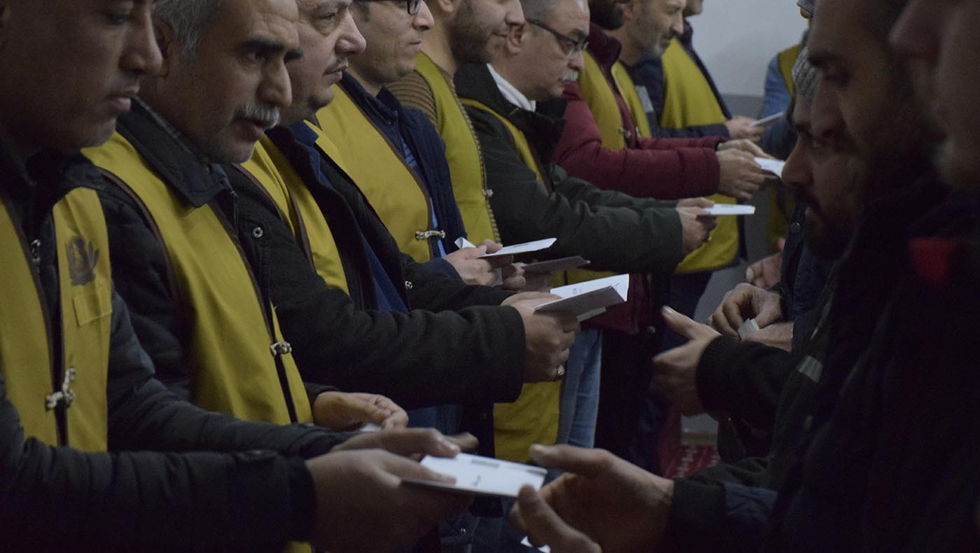Survivors who received the supplies express their gratitude. Photo credit/ Tzu Chi Turkey Contact Point