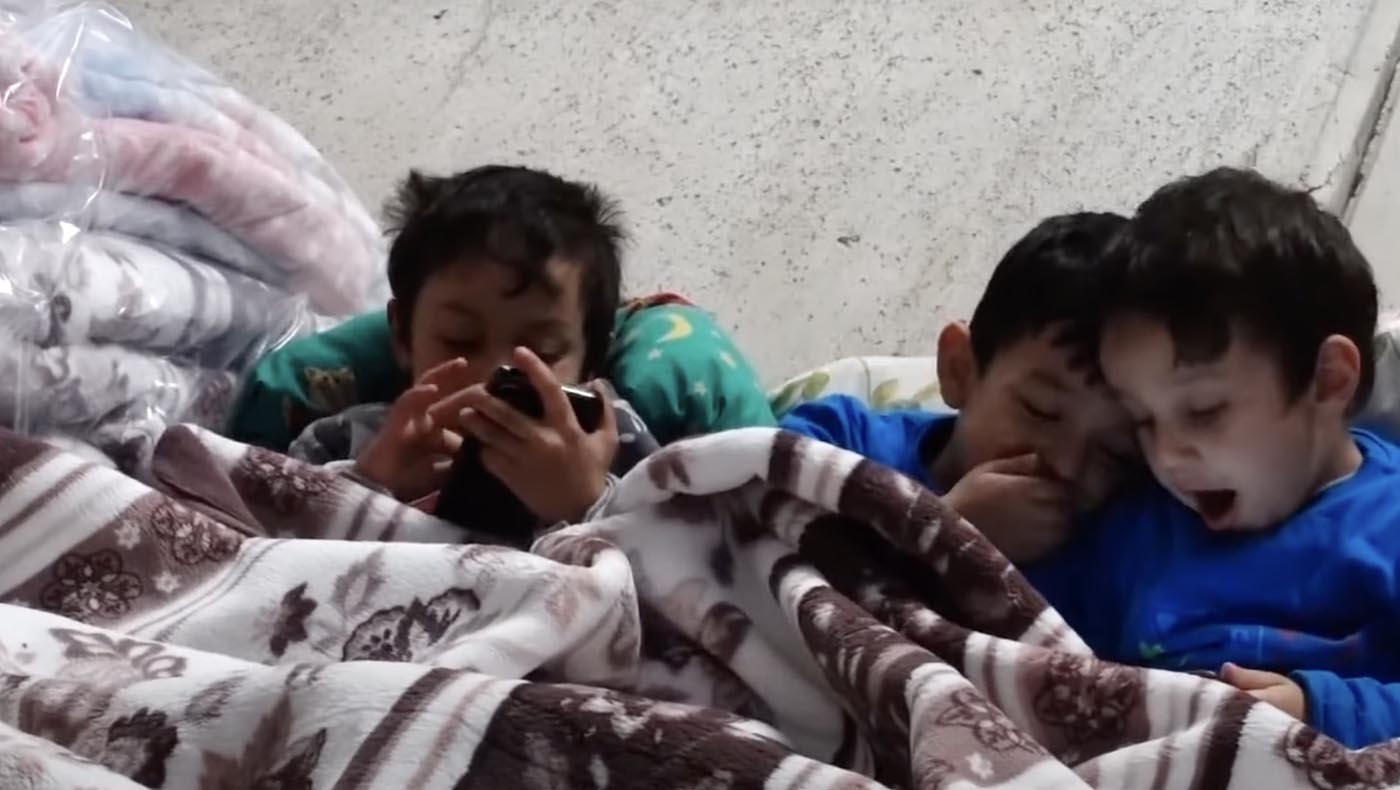 三個孩子在床上玩耍，六口人只有三床毛毯。圖片來源／大愛新聞