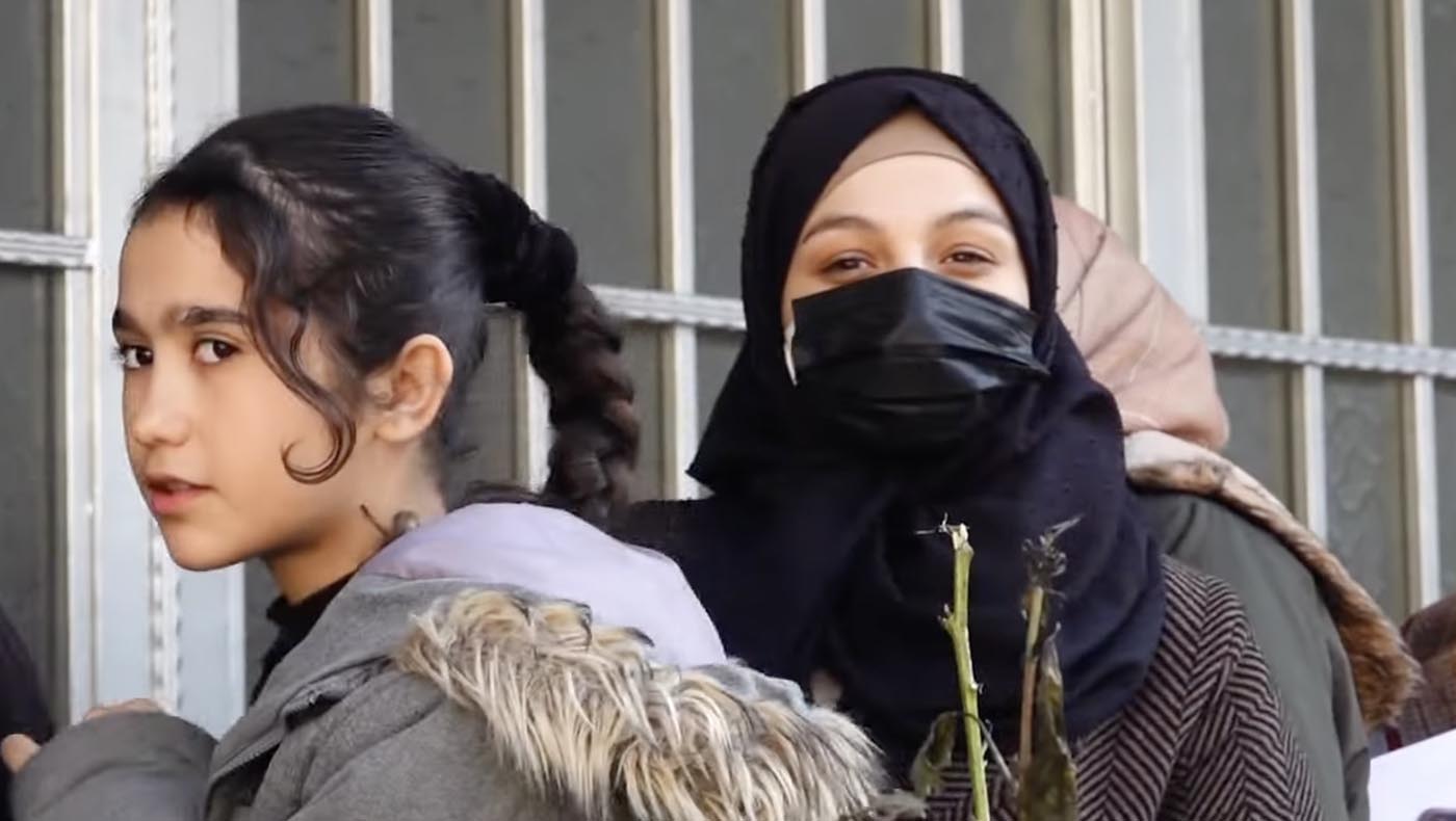 終於排到自己領取物資，敘利亞婦女面紗下從眉頭緊鎖到露出了微笑。圖片來源／大愛新聞