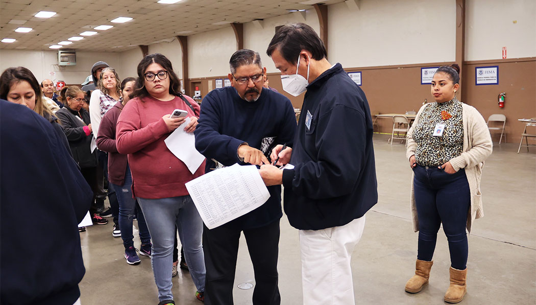 Recipient from Merced County lining up for Tzu Chi 's distribution