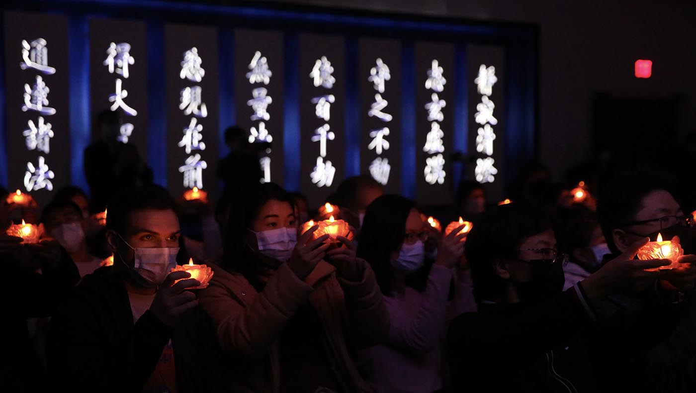 疫情後第一次大型活動，將近250人參加，藉著盞盞燭光，許下對家人、世界的祝福。攝影／吳世杰