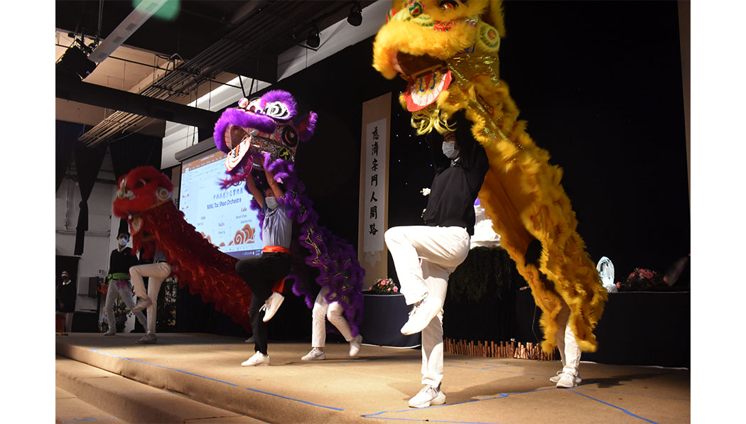 Tzu Chi El Monte youth volunteers performing dragon dance