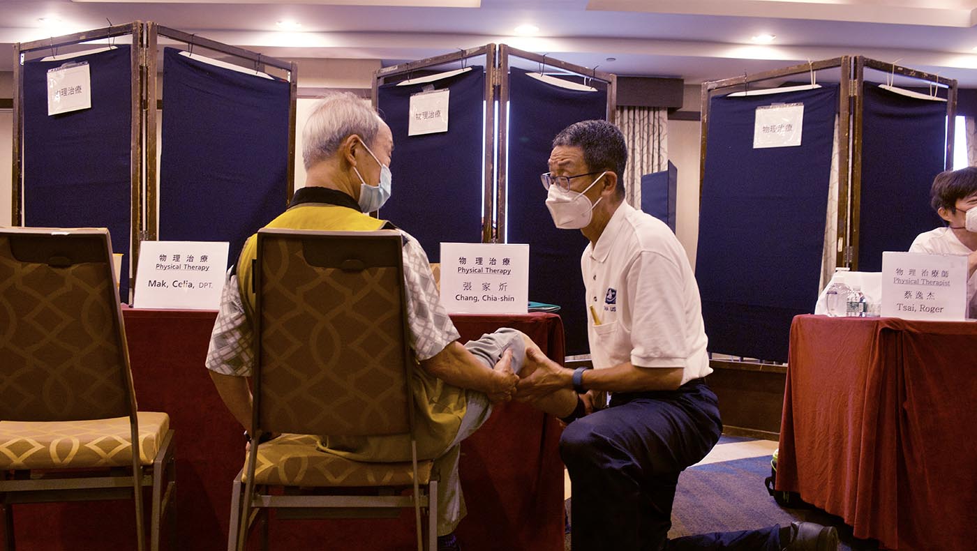 Jiaxin Zhang, un fisioterapeuta de TIMA realiza un tratamiento de rehabilitación a un anciano local. Foto/Zeren Zhu