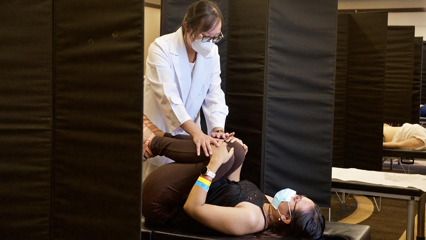 Un fisioterapeuta realiza un tratamiento de rehabilitación para los miembros de la comunidad. Foto/Zeren Zhu