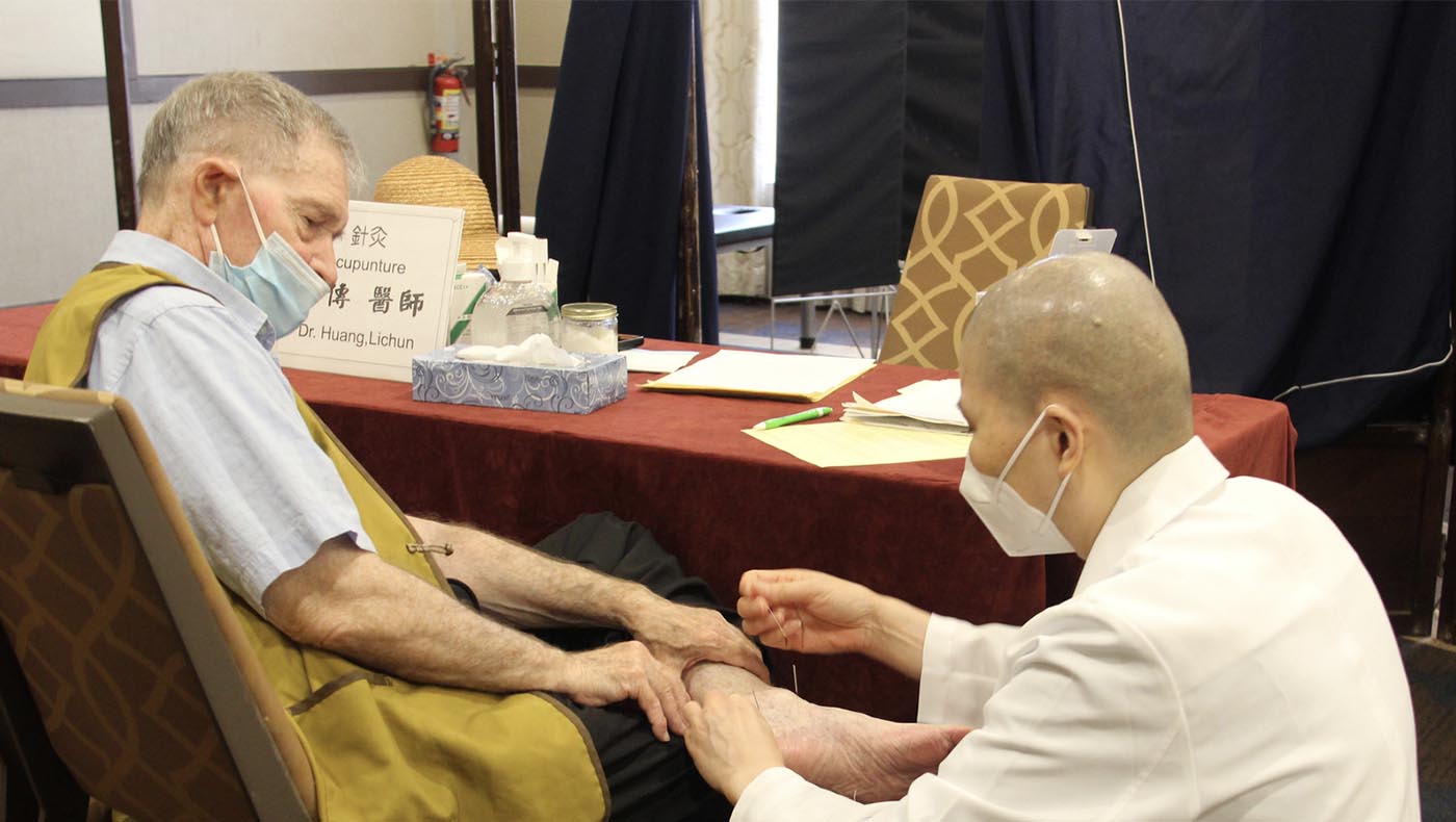 El Maestro Zong Chuan realiza acupuntura china para que los neoyorquinos puedan experimentar las terapias tradicionales chinas. Foto/Xianhong Luo