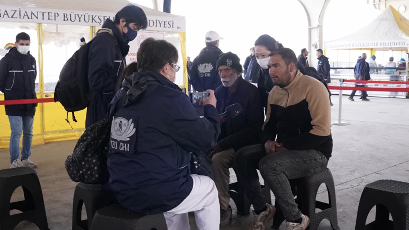In the beginning, disaster survivor Husut was both amazed and skeptical of the offer of relief. But after meeting with Tzu Chi volunteers, his concerns had eased. Photo/Mohammed Nimr Aljamal