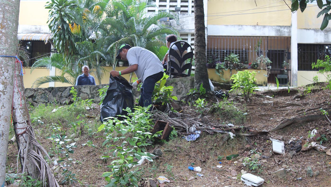 Voluntarios limpiando basura