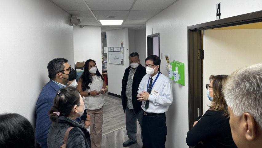 El Dr. Stephen Denq, Director General de la Fundación Médica Tzu Chi, presenta el centro médico a los visitantes. Foto/Meijuan Guo