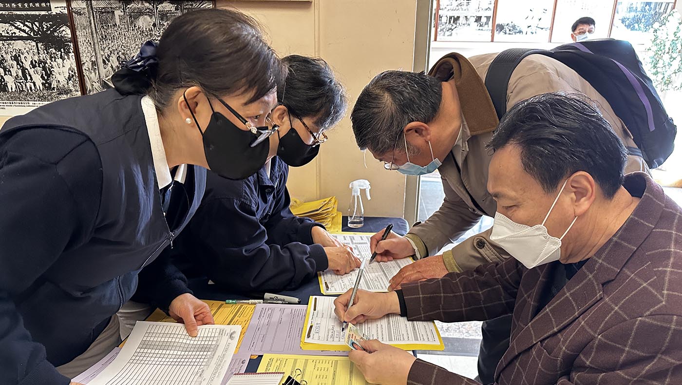 Tzu Chi volunteers register residents for medical treatment. Photo/Lulu Yin