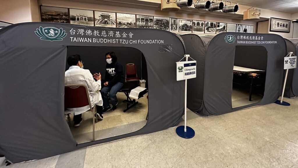 利用台灣淨斯新研發的「福慧環保隔屏」搭建成一間間診療室，讓病患在獨立且保有隱私的環境下看診。攝影／林育貞