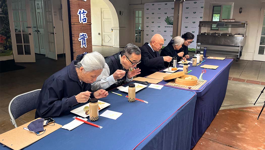 5 judges testing delicious food from Tzu Shao