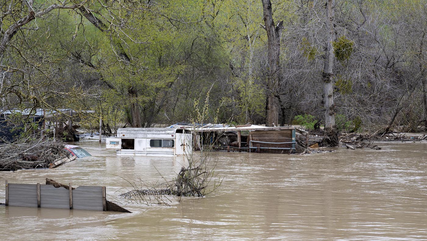 災區的很多住宅被大水淹沒大半，遠在山邊的小溪一夕氾濫成川急的河流,。攝影／蔣國安