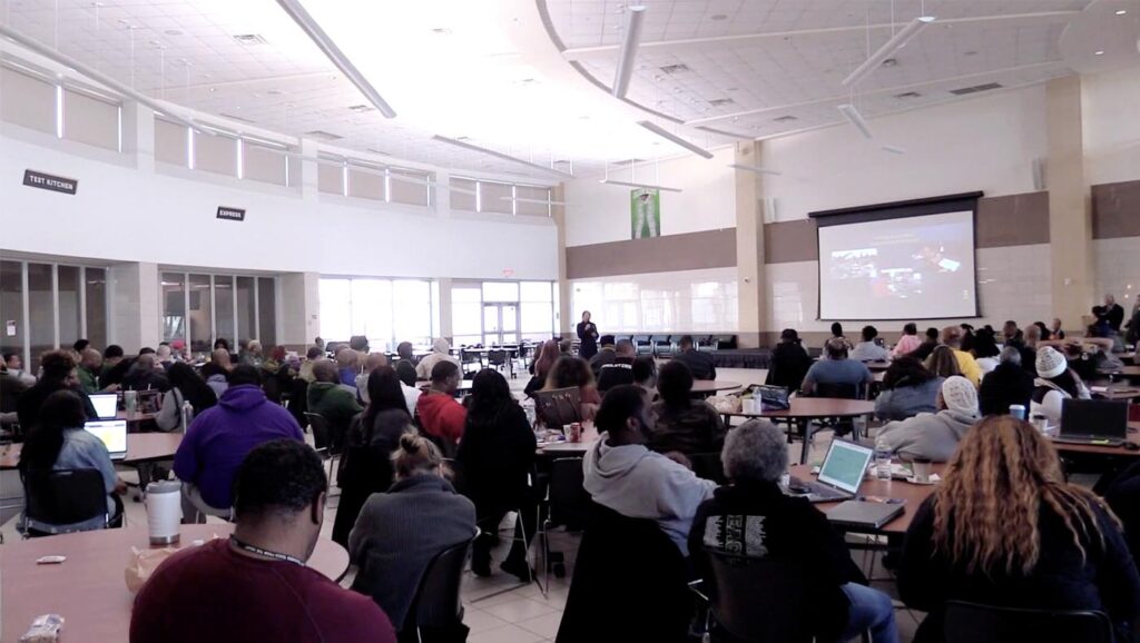 德索托高中的一百多位教師團隊齊聚一堂，聆聽濟人文專題培訓課。圖片來源／大愛新聞