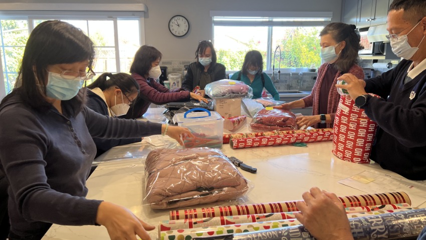 A week before the distribution, Tzu Chi volunteers organized and packed all the winter clothes and goods for different families. Photo/ Jiang Jialing