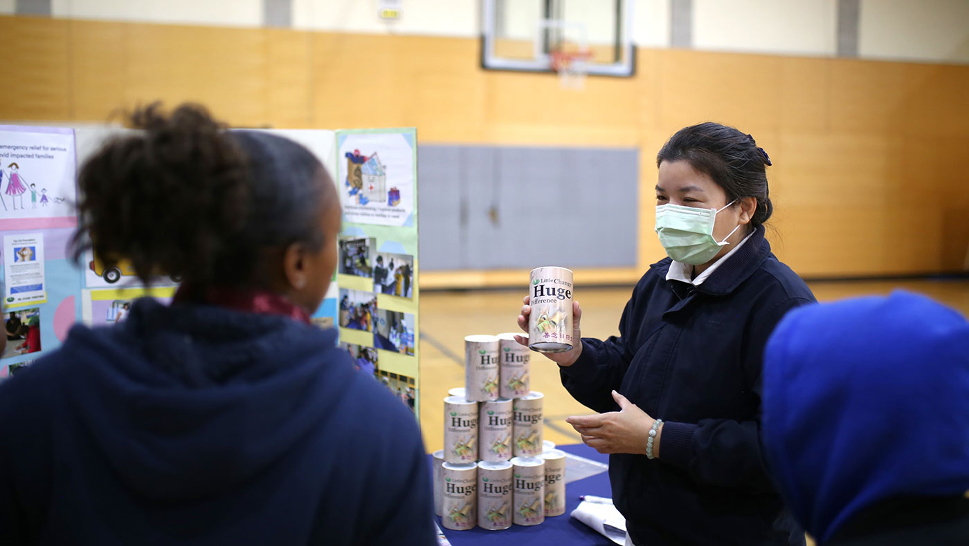 In addition to the distribution, Silicon Valley volunteers also actively promoted Bamboo Banks at the event by preparing a booth full of the small tubes. 23 families took one home. Photo/ Steven Chiu