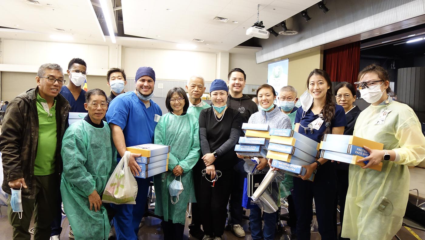 Voluntarios y equipo médico se saludan alegremente. Foto/Guoxing Yan