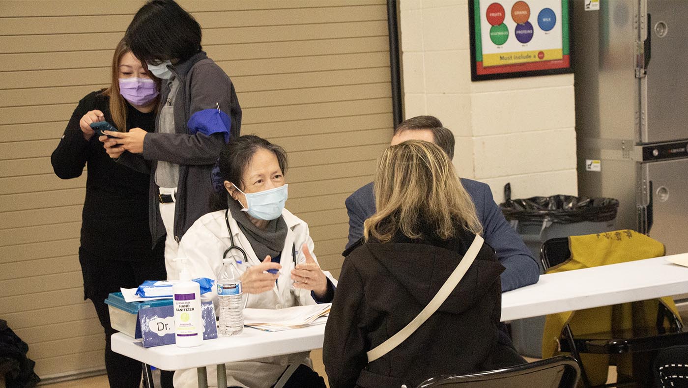 Un médico voluntario explica la condición del paciente. Foto/Hongli Cai