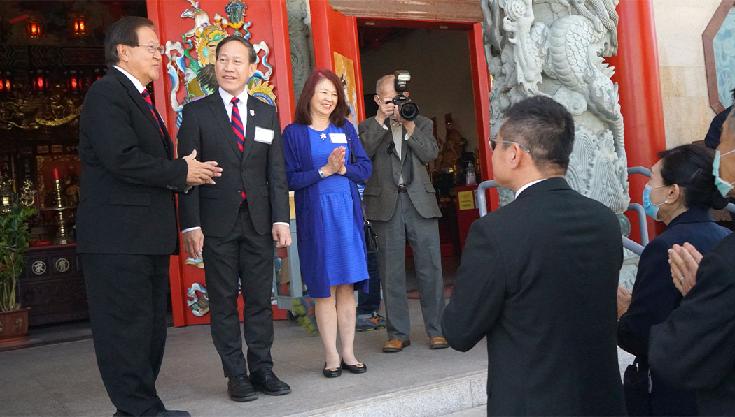 (From left)South California Hai Nam Association Honorary President, President, Mrs. Honorary President