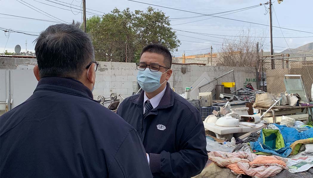Tzu Chi member visiting slums in Tijuana