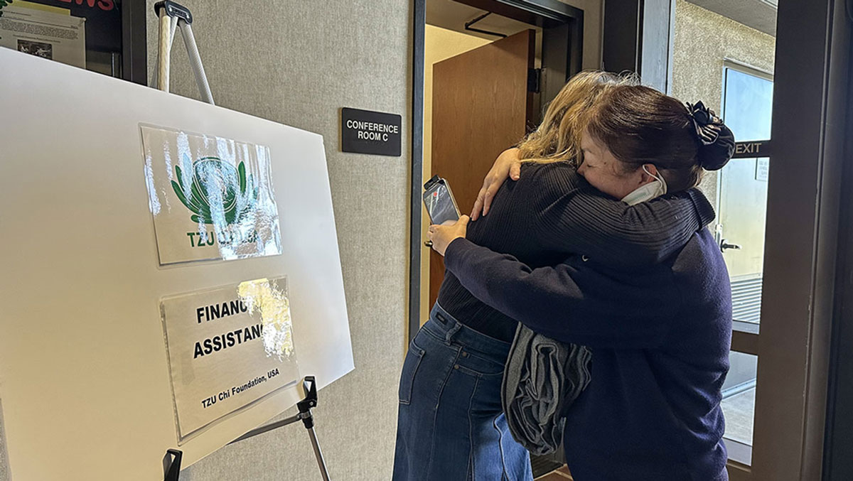 Linda is full of gratitude as she leaves, and can’t help but hug the volunteers. Photo/Nancy Ku