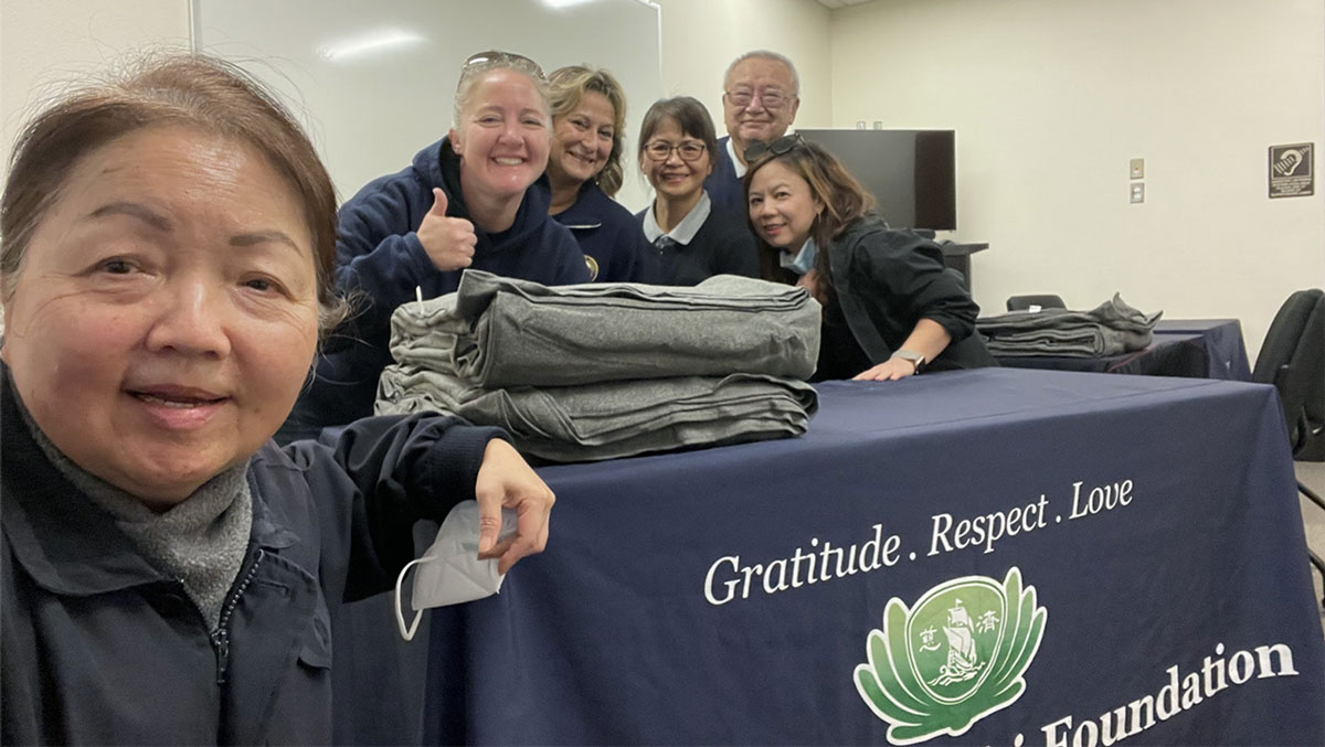 Tzu Chi volunteers and county government employees cordially cooperate. Photo/Nancy Ku
