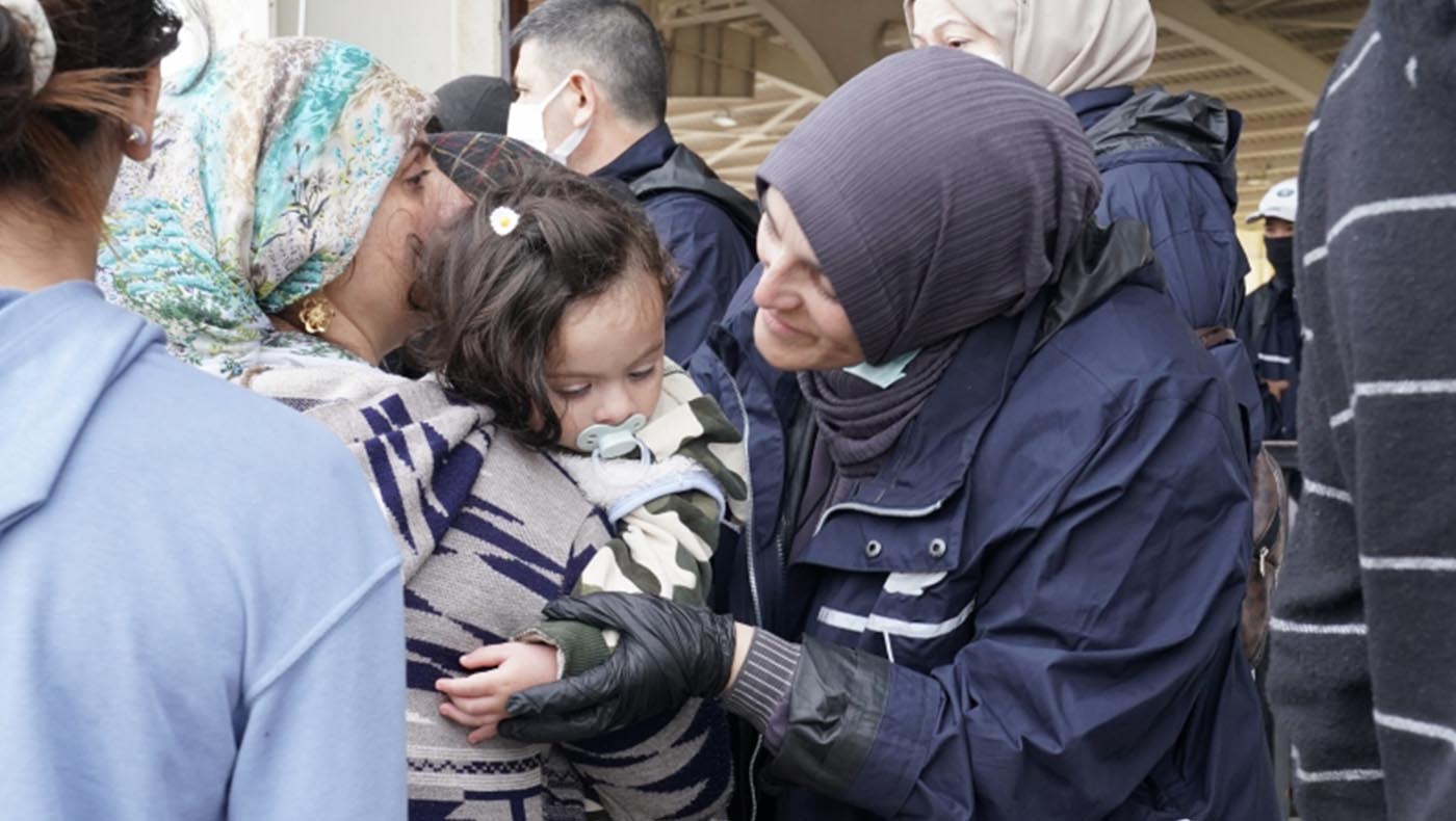 Fatima Cuma (a la derecha), es una voluntaria que perdió a su familia durante el terremoto. Foto/Mohammed Nimr Aljamal