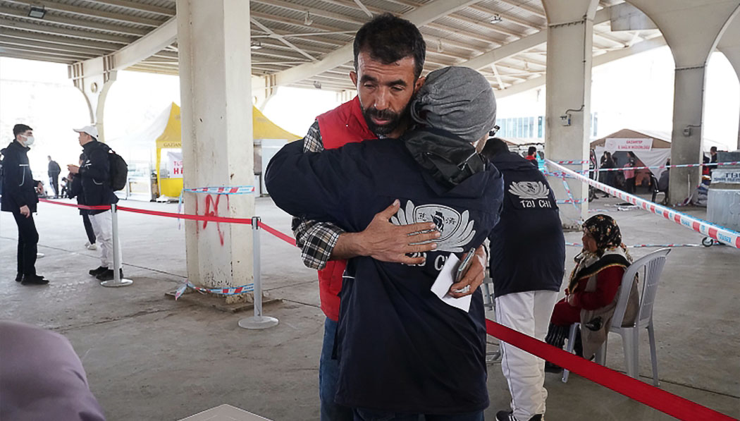 Voluntarios distribuyen ayuda y reparten abrazos entre los sobrevivientes. Foto/Mohammed Nimr Aljamal