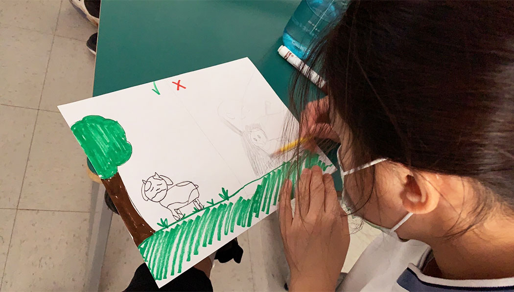 Estudiantes haciendo dibujos después de ver el video educativo. Foto / Michelle Young