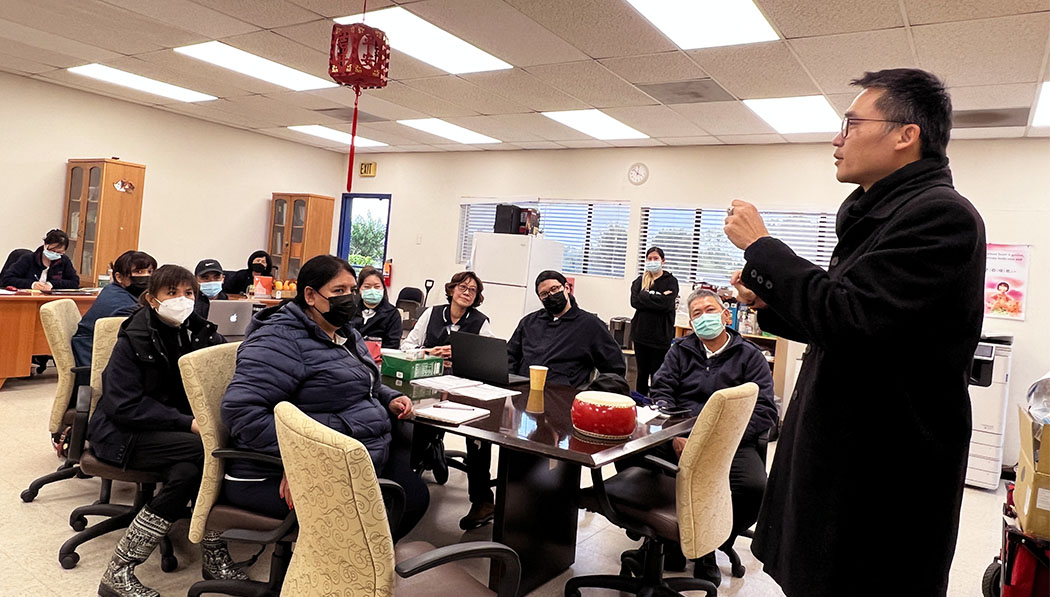 Profesores de la Fundación Educativa de Tzu Chi planifican las actividades del desafío durante su reunión mensual. Foto/Michelle Young