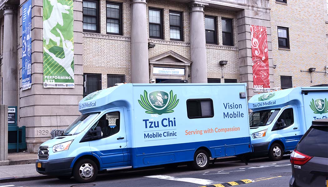 Clínica móvil de Tzu Chi llega al Centro Comunitario de la NYPD en Brooklyn, Nueva York para el día de ayuda. Foto/Hui Liu