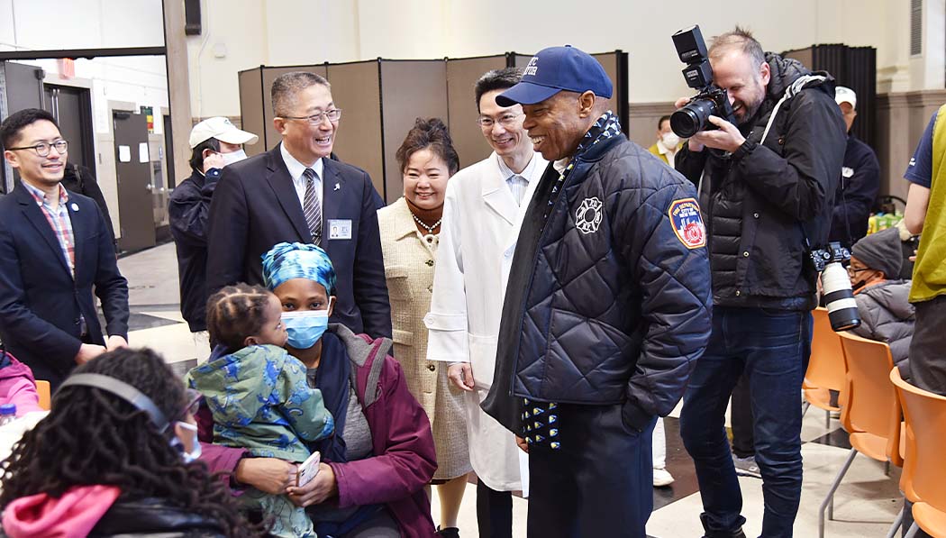 El alcalde de Nueva York, Eric Adams, comparte sonrisas y compasión con los residentes en el evento. Foto/Hui Liu