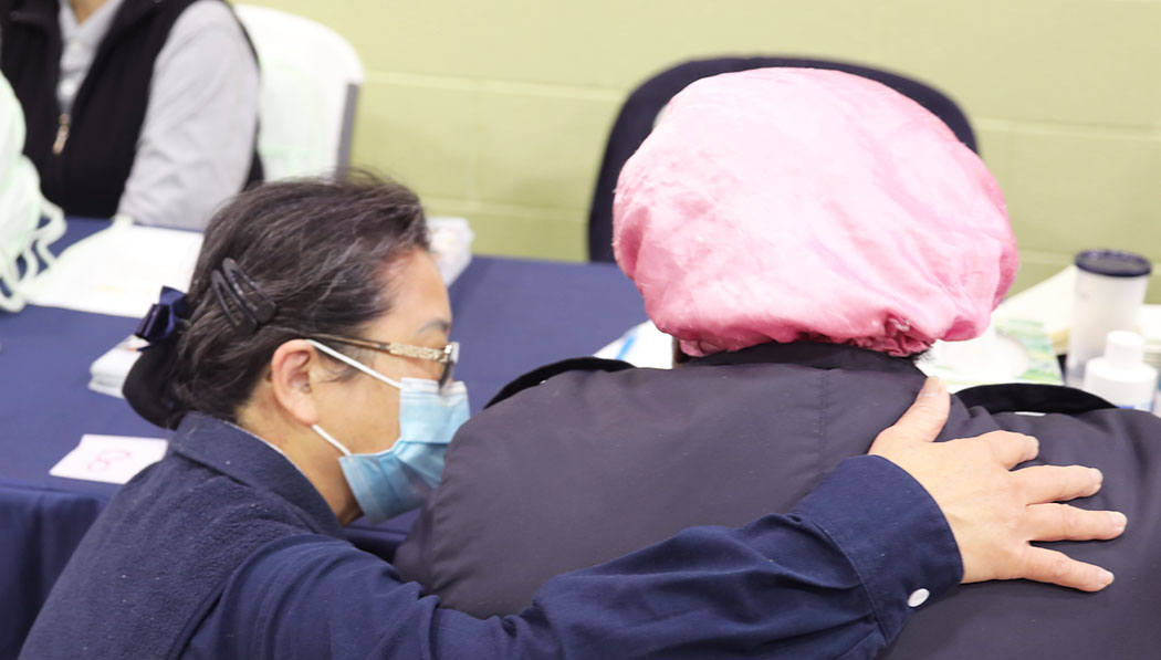 Voluntarios ofrecen ayuda y consuelo a sobrevivientes. Foto/ Jeffrey Lin