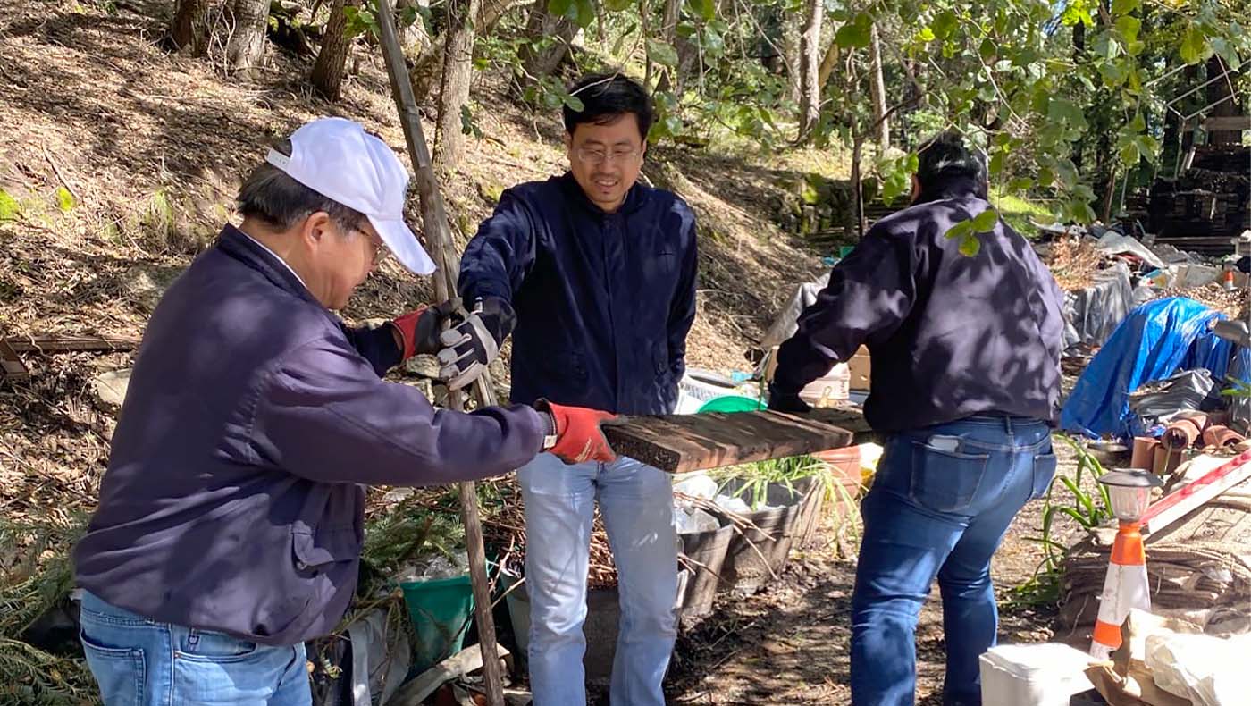 Tzu Chi Northwest Region volunteers cleaning up for the disaster affected neighbor