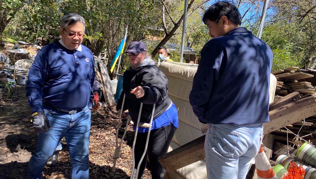 Tzu Chi volunteers helping out for Lorraine Palmer to clean up her house