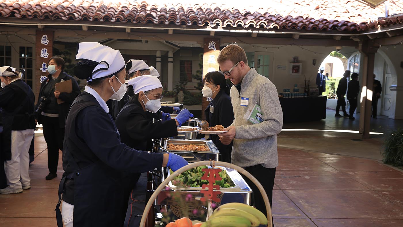 Participantes compartiendo una comida vegetariana preparada por voluntarios para el almuerzo. Foto/Youbin Huang