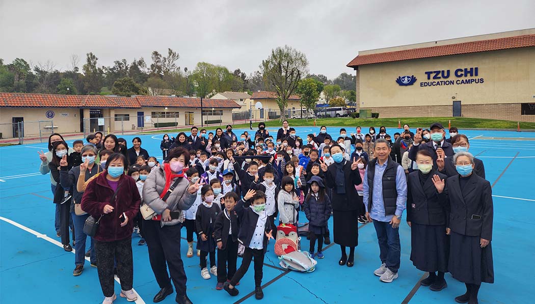 Tzi Chi Walnut Elementary students, parents, volunteers and teaching staff group photo in the campus