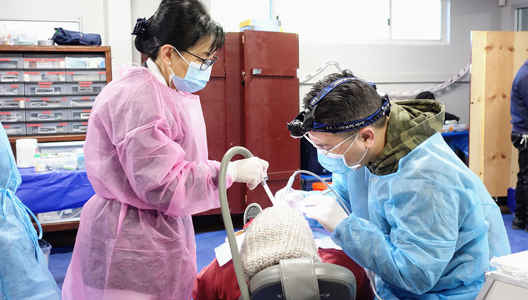 Tzu Chi volunteers dentists giving dental treatment